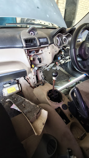 Bengkel membaiki kereta, membuat cat dan enjin.