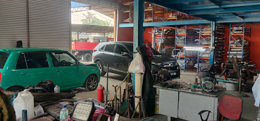 Kedai Ekzos dan Cat Kereta (Aziz Awang)