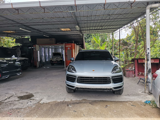Bengkel Kereta Hue (Paint Shop)