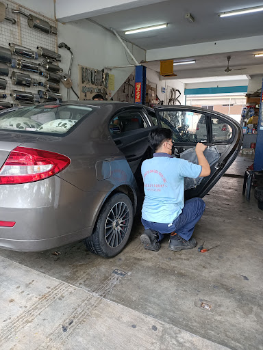Kedai Mengetuk & Ekzos Kereta Ching